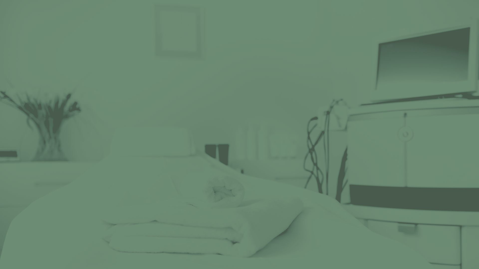 Behandlungsraum mit Untersuchungsliege und medizinischen Geräten – hygienische Umgebung in einer medizinischen Einrichtung