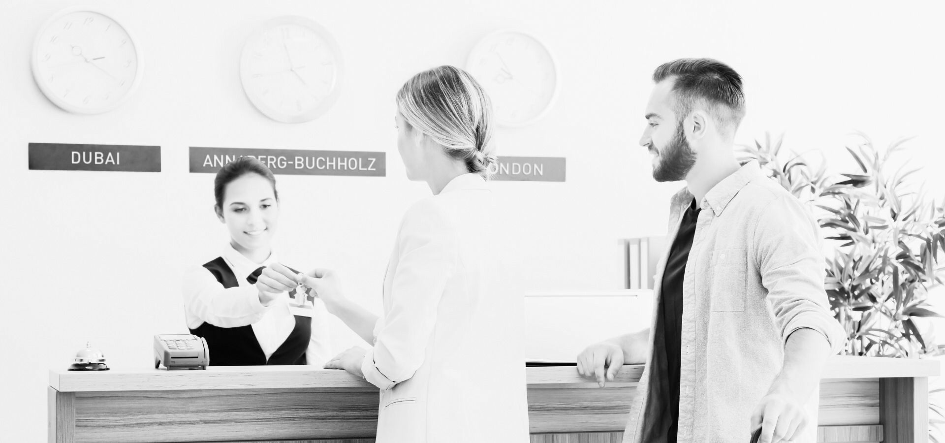 Ein Paar checkt in einem Hotel ein