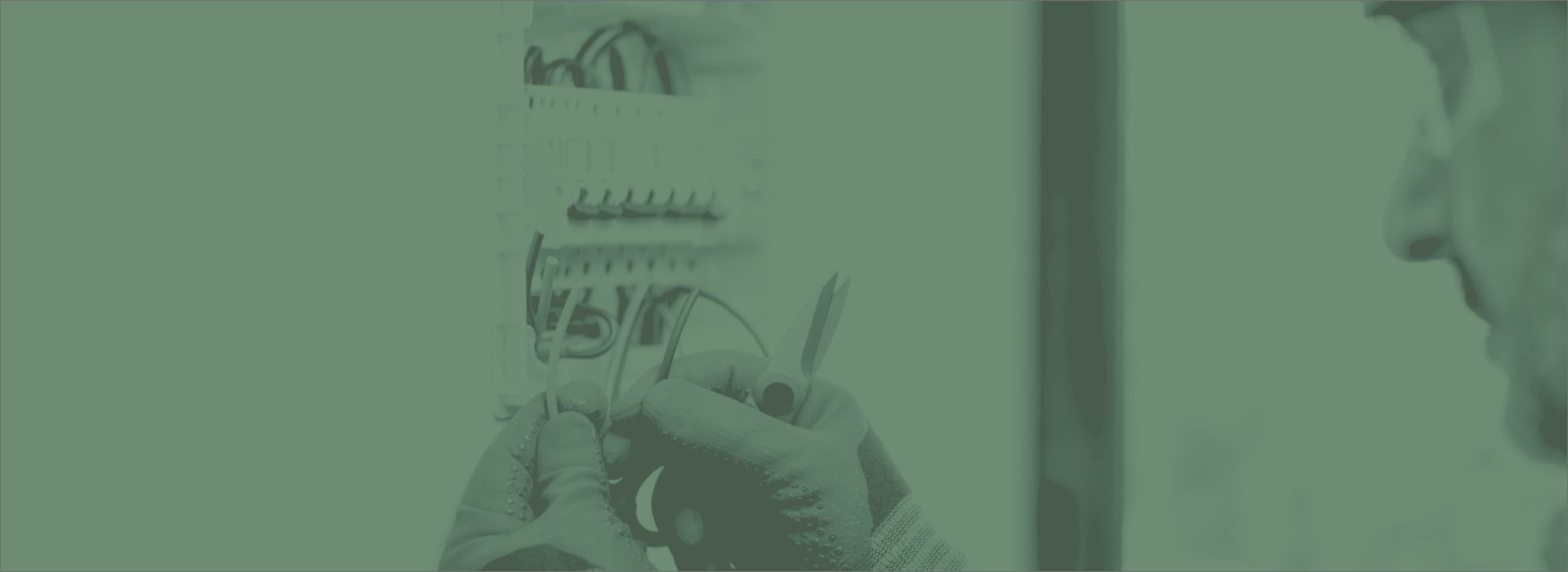 Fachkraft prüft elektrische Anschlüsse im Schaltschrank – Sicherheitsprüfung elektrischer Anlagen im Betrieb