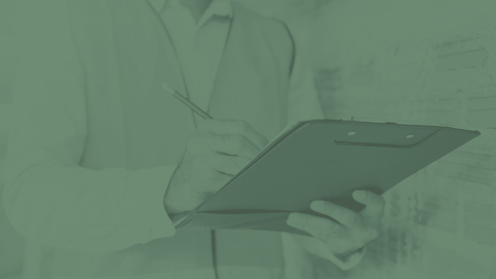 Fachkraft dokumentiert Prüfergebnisse auf einem Klemmbrett – Kontrolle und Dokumentation im Arbeitsschutz