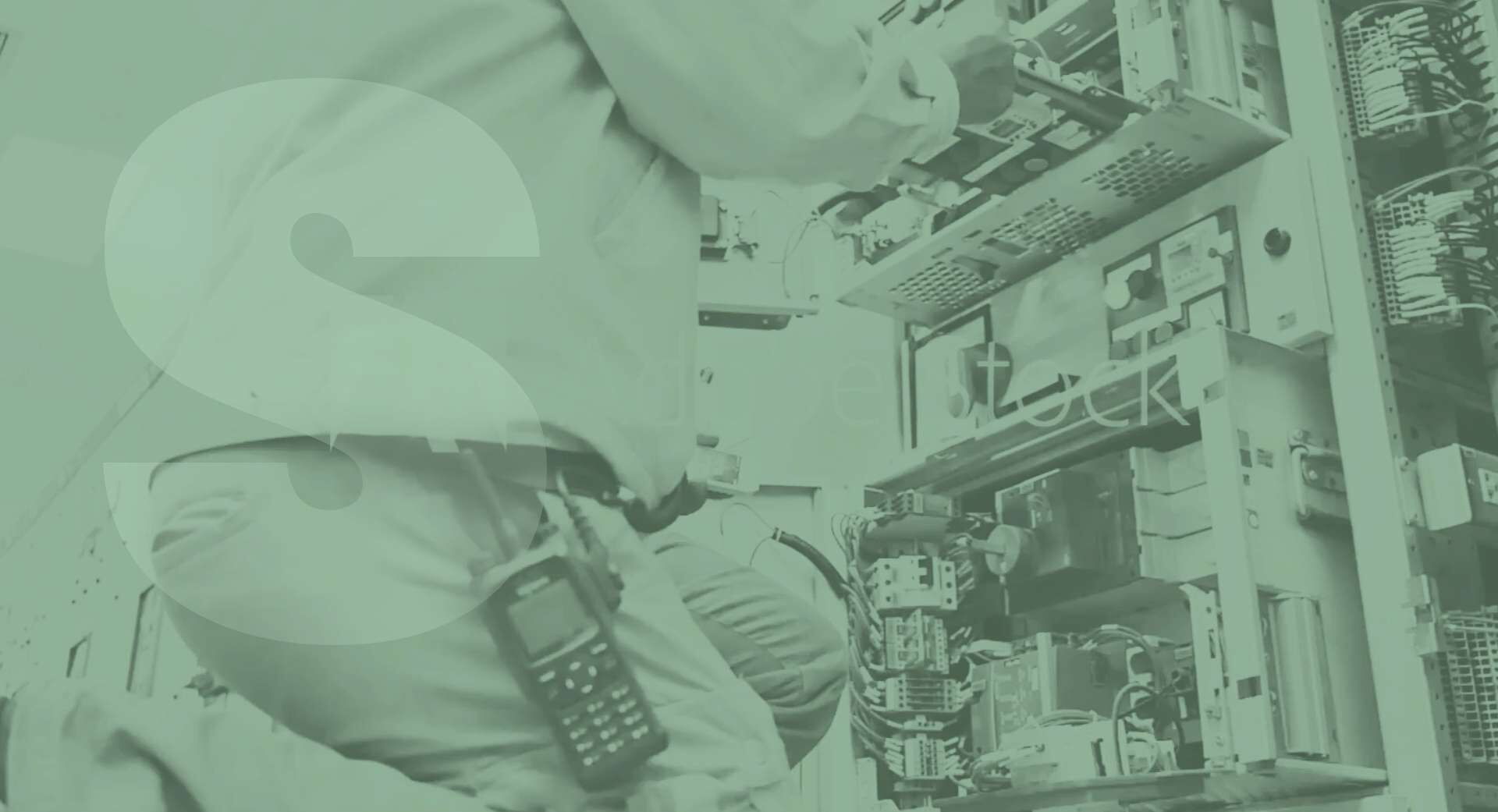 Ein Techniker arbeitet konzentriert an einem Schaltschrank und überprüft die Elektronikkomponenten.