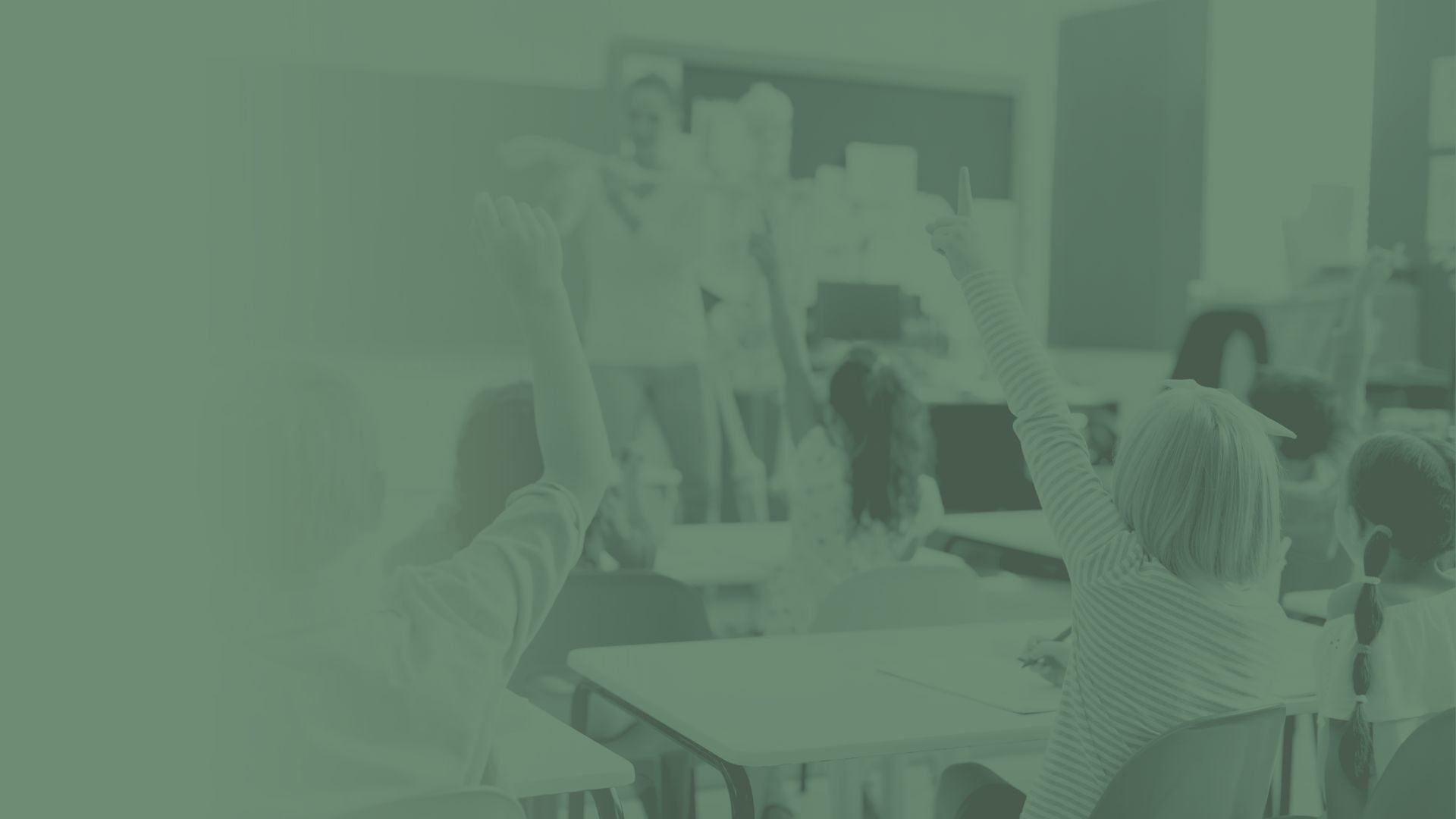 Mehrere Kinder, die sich während einer Schulstunde melden.