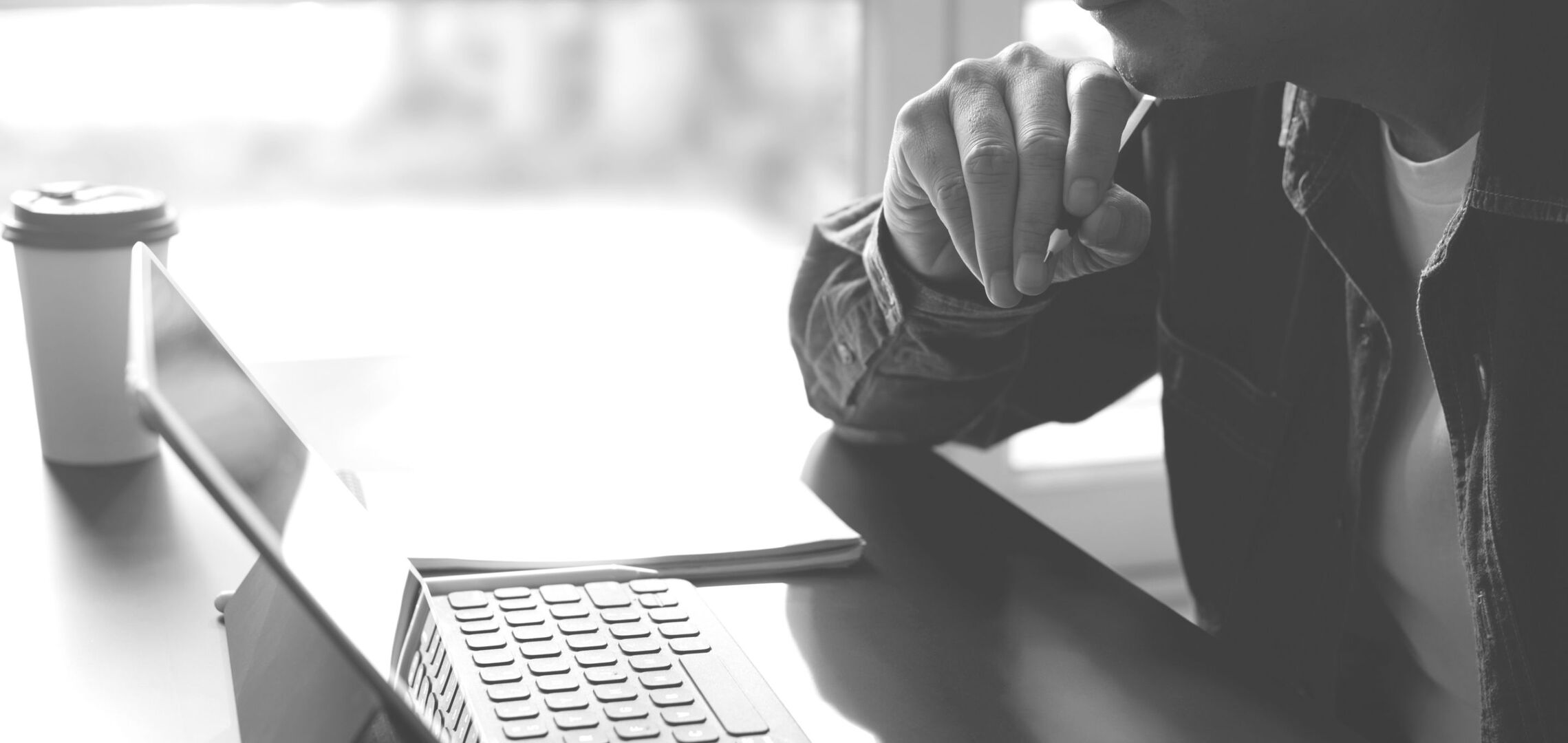 Mitarbeiter arbeitet konzentriert am Laptop im Büro